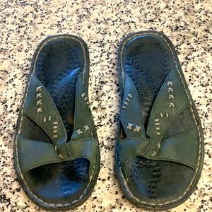 KEEN Kush Women’s Leather Slide Mule Slip On Sandals.